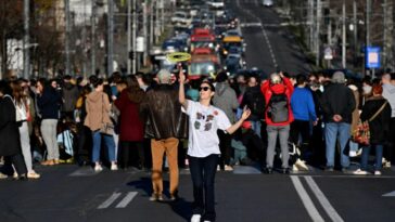 Estudiantes bloquean carreteras clave en Belgrado mientras continúan las protestas