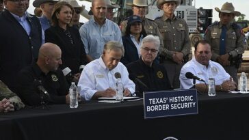El gobernador Greg Abbott promulgó tres proyectos de ley en un sitio de construcción del muro fronterizo en Brownsville, Texas.