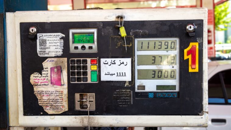 Hackers vinculados a Israel se atribuyen un ciberataque que afectó al 70% de las gasolineras de Irán