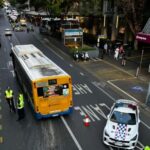Un joven de 21 años fue atropellado por un autobús en Adelaide Street, en la ciudad de Brisbane, poco antes de las 3 de la tarde del jueves.