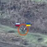 Los soldados rusos están utilizando prisioneros de guerra ucranianos como escudos humanos, según imágenes aéreas (en la foto) obtenidas por periodistas, que muestran a un prisionero asesinado a tiros en un tiroteo.
