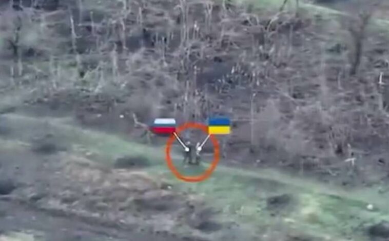 Los soldados rusos están utilizando prisioneros de guerra ucranianos como escudos humanos, según imágenes aéreas (en la foto) obtenidas por periodistas, que muestran a un prisionero asesinado a tiros en un tiroteo.