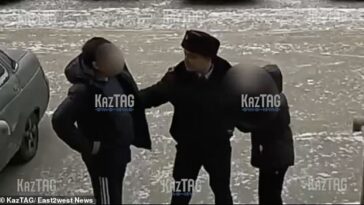 El policía Rymgali Zhibraev (centro) salva a un niño (derecha) de un presunto delincuente sexual (izquierda)