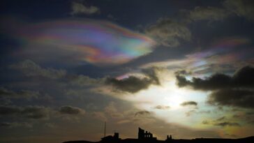 Parecen una impresionante obra maestra impresionista o un nácar en el cielo.  Y aunque las nubes nacaradas suelen ser algo poco común en el Reino Unido, esta semana se han visto en toda Gran Bretaña, incluso sobre Tynemouth Priory (en la foto).