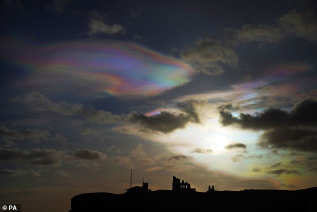 Parecen una impresionante obra maestra impresionista o un nácar en el cielo.  Y aunque las nubes nacaradas suelen ser algo poco común en el Reino Unido, esta semana se han visto en toda Gran Bretaña, incluso sobre Tynemouth Priory (en la foto).