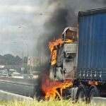 Un camión incendiado ha cerrado parte de la transitada autopista M5 de Sídney, provocando retrasos importantes