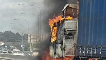 Un camión incendiado ha cerrado parte de la transitada autopista M5 de Sídney, provocando retrasos importantes