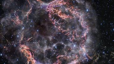 El telescopio James Webb de la NASA capturó imágenes de los restos de la supernova Cas A que explotó hace 340 años.