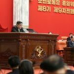 Kim Jong Un en la reunión plenaria de diciembre del Comité Central del Partido de los Trabajadores de Corea, en Pyongyang, en una imagen publicada el 28 de diciembre de 2023.