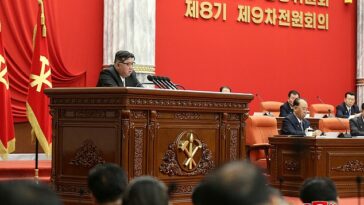 Kim Jong Un en la reunión plenaria de diciembre del Comité Central del Partido de los Trabajadores de Corea, en Pyongyang, en una imagen publicada el 28 de diciembre de 2023.