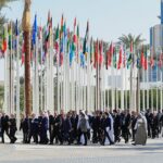 Esto incluye 97.000 registrados como delegados oficiales con acceso a la 'Zona Azul' interior protegida por seguridad.  En la foto: líderes mundiales y delegados caminan en la Expo City de Dubai, 1 de diciembre