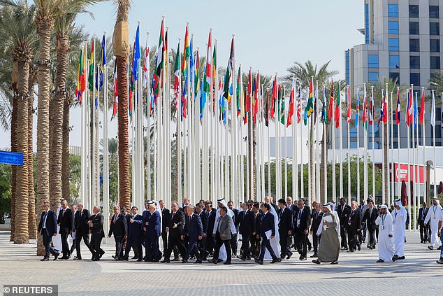 Esto incluye 97.000 registrados como delegados oficiales con acceso a la 'Zona Azul' interior protegida por seguridad.  En la foto: líderes mundiales y delegados caminan en la Expo City de Dubai, 1 de diciembre