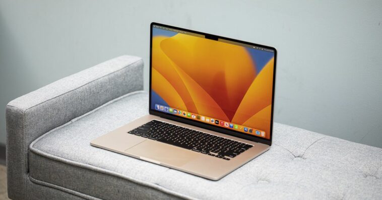 La MacBook Air de 15 pulgadas de Apple tiene un descuento de $300 y llega a tiempo para Navidad