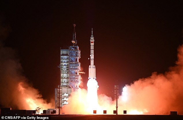 China lanzó con éxito su nave espacial no tripulada ultrasecreta, la respuesta de la superpotencia asiática al avión espacial encubierto no tripulado X-37B de la Fuerza Espacial de EE. UU., a órbita por tercera vez el jueves pasado.  Su finalidad: 'apoyo técnico al uso pacífico del espacio'