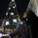 La Navidad en China genera una decoración brillante y preocupaciones por la influencia extranjera