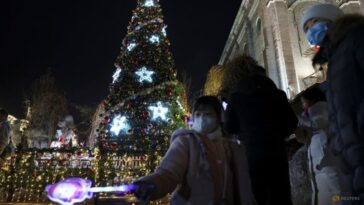 La Navidad en China genera una decoración brillante y preocupaciones por la influencia extranjera