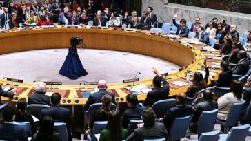 Los embajadores votan durante una reunión sobre la situación en Oriente Medio, incluida la cuestión palestina, en la sede de la ONU en Nueva York el 22 de diciembre de 2023.