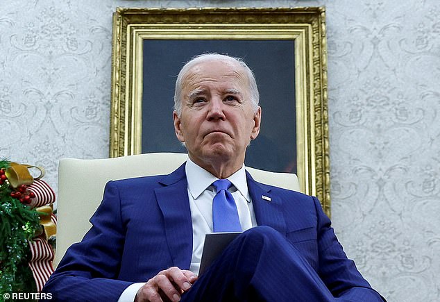 El presidente Joe Biden, fotografiado el jueves en la Oficina Oval, ha visto su índice de aprobación caer ocho puntos entre los independientes a un nuevo mínimo de solo el 27 por ciento, según la encuesta Gallup de noviembre.