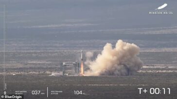 Blue Origin de Jeff Bezos lanzó con éxito su cohete de turismo espacial el martes después de una suspensión de 15 meses debido a un mal funcionamiento anterior de la nave.