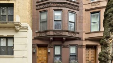 La lujosa casa adosada de la ciudad de Nueva York que aparece en la querida película navideña 'Solo en casa 2: Perdidos en Nueva York' ya está disponible en el mercado por 6,7 millones de dólares.