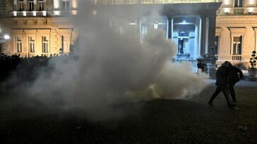 La policía antidisturbios de Serbia dispara gases lacrimógenos para dispersar a los manifestantes cerca del edificio del ayuntamiento de Belgrado