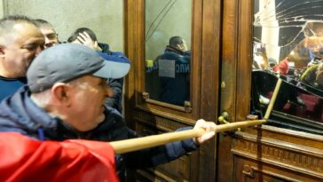 La policía serbia lanza gases lacrimógenos mientras los partidarios de la oposición exigen la anulación de las elecciones