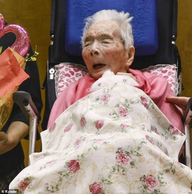 Fusa Tatsumi, la persona más anciana de Japón, falleció el martes en un centro de atención en Osaka después de comer su comida favorita: gelatina de pasta de frijoles.