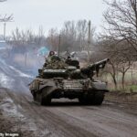 Un tanque T-64 pasa por Novoselivka Persha después de salir de Avdiivka, Ucrania, el 4 de diciembre.