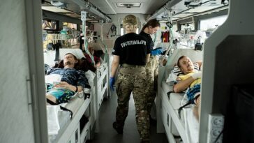 Los paramédicos comprueban el estado de los soldados heridos en el autobús de reanimación el 11 de agosto de 2023 en el Óblast de Zaporizhzhia, Ucrania.