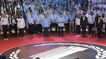 Los candidatos presidenciales de Indonesia se enfrentan en el primer debate en vivo, atrayendo a los votantes con promesas de hacer cumplir la ley y erradicar la corrupción.