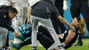 Los fanáticos de la NFL recurren a las redes sociales para expresar su preocupación por Trevor Lawrence de los Jaguars después de su lesión