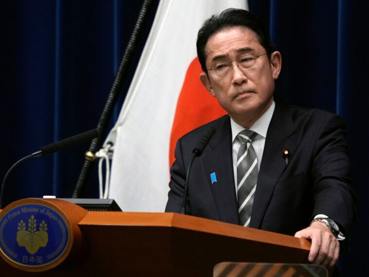 Los ministros renuncian mientras el primer ministro japonés Kishida lucha por la confianza en medio de un escándalo de fraude