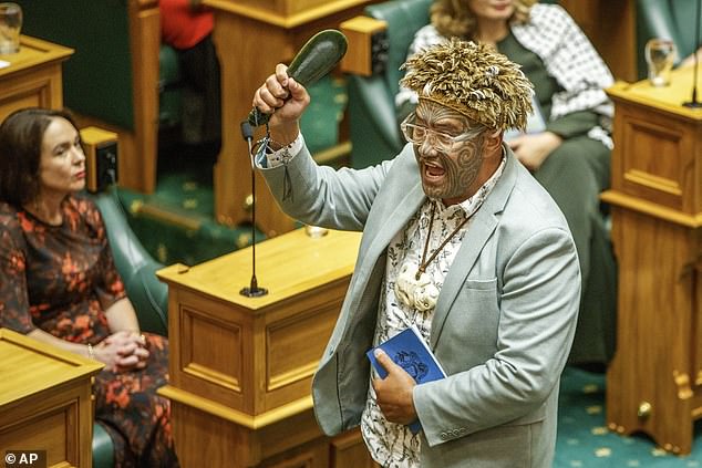 Tres legisladores del partido Te Pāti Māori lo llamaron burlonamente 'Kīngi harehare', en lugar de usar el nombre maorí para él, 'Kīngi Tiāre'.  En la foto, el colíder de Te Pati Maori, Rawiri Waiti, en el parlamento de Nueva Zelanda el martes.
