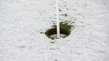 Ludvig Aberg lleva una escoba de nieve en su bolso durante una ronda de golf en Suecia, parece magia navideña