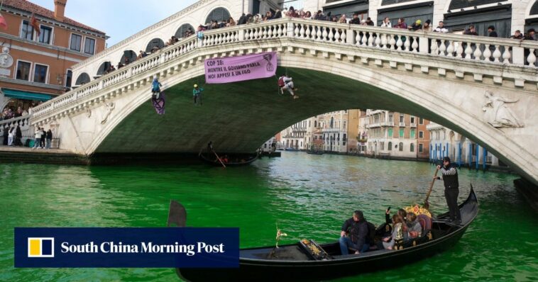 Manifestantes climáticos tiñen de verde el Gran Canal de Venecia