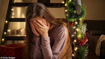 Una mujer de 28 años rompió con su novio de 38 el día de Navidad después de que él le diera una botella de vino barato como regalo de Navidad, junto con sus