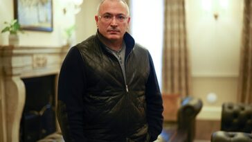 El ex hombre más rico de Rusia, Mikhail Khodorkovsky (en la foto), ha dado una profecía inquietante sobre el potencial impacto global de la guerra de Vladimir Putin en Ucrania.