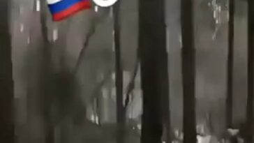 El vídeo parece mostrar el momento en que las tropas rusas y ucranianas en la línea del frente cubierta de nieve pausan los combates para cantar una famosa canción de amor de la Segunda Guerra Mundial.