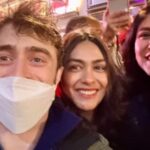 Mrunal Thakur tiene un momento fanático con Daniel Radcliffe, también conocido como Harry Potter, en la ciudad de Nueva York.  ver foto