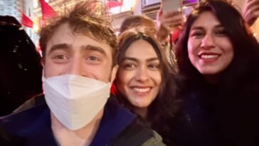 Mrunal Thakur tiene un momento fanático con Daniel Radcliffe, también conocido como Harry Potter, en la ciudad de Nueva York.  ver foto