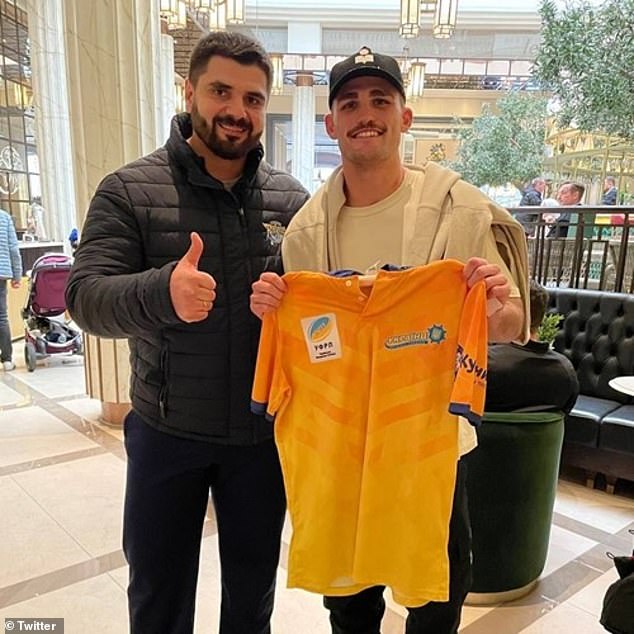 El presidente de la Federación Ucraniana de Rugby, Artur Martyrosia, con Cleary y una camiseta de Ucrania.