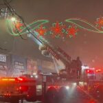 Varios negocios han sido destruidos por un incendio en el Bronx mientras los bomberos continúan luchando contra el incendio.