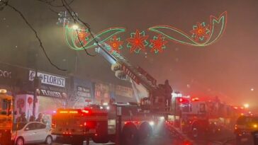 Varios negocios han sido destruidos por un incendio en el Bronx mientras los bomberos continúan luchando contra el incendio.