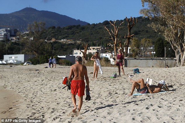 Noviembre fue el quinto mes consecutivo en batir temperaturas récord, ya que el Servicio de Cambio Climático Copernicus registra el otoño más caluroso jamás registrado.  En la foto: una playa en Córcega el 20 de noviembre.