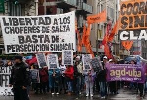 Policía argentina reprime protesta contra las reformas de Milei