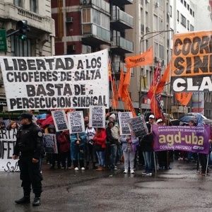 Policía argentina reprime protesta contra las reformas de Milei