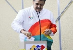Presidente Maduro deposita su voto en el referéndum del Esequibo
