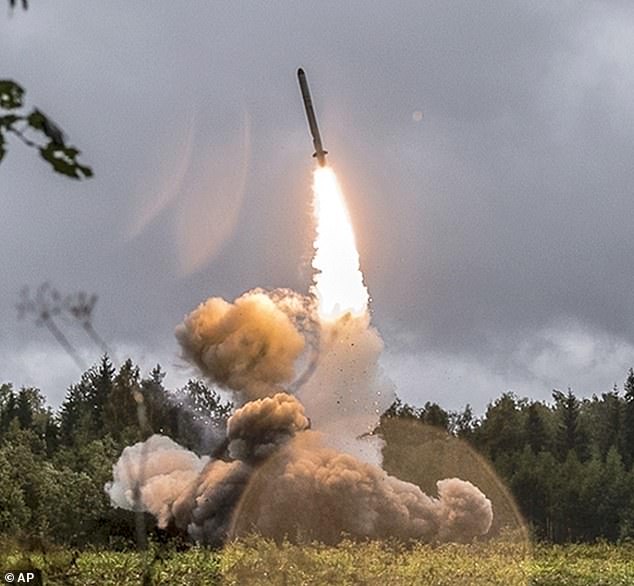 Un misil ruso Iskander-K lanzado durante un ejercicio militar en un campo de entrenamiento en la Cordillera Luzhsky, cerca de San Petersburgo, Rusia, en 2017.