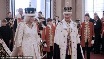 Cuando cae el telón después de un espectáculo teatral espectacular, los actores comparten aplausos y bromas mientras el zumbido de adrenalina es reemplazado por una cálida ráfaga de alivio (el rey Carlos y la reina Camilla en la foto del día de la coronación)