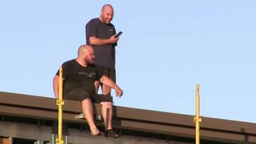 Dos hombres (en la foto) fueron arrestados después de negarse a bajar del techo de un edificio en una obra en construcción en Perth.